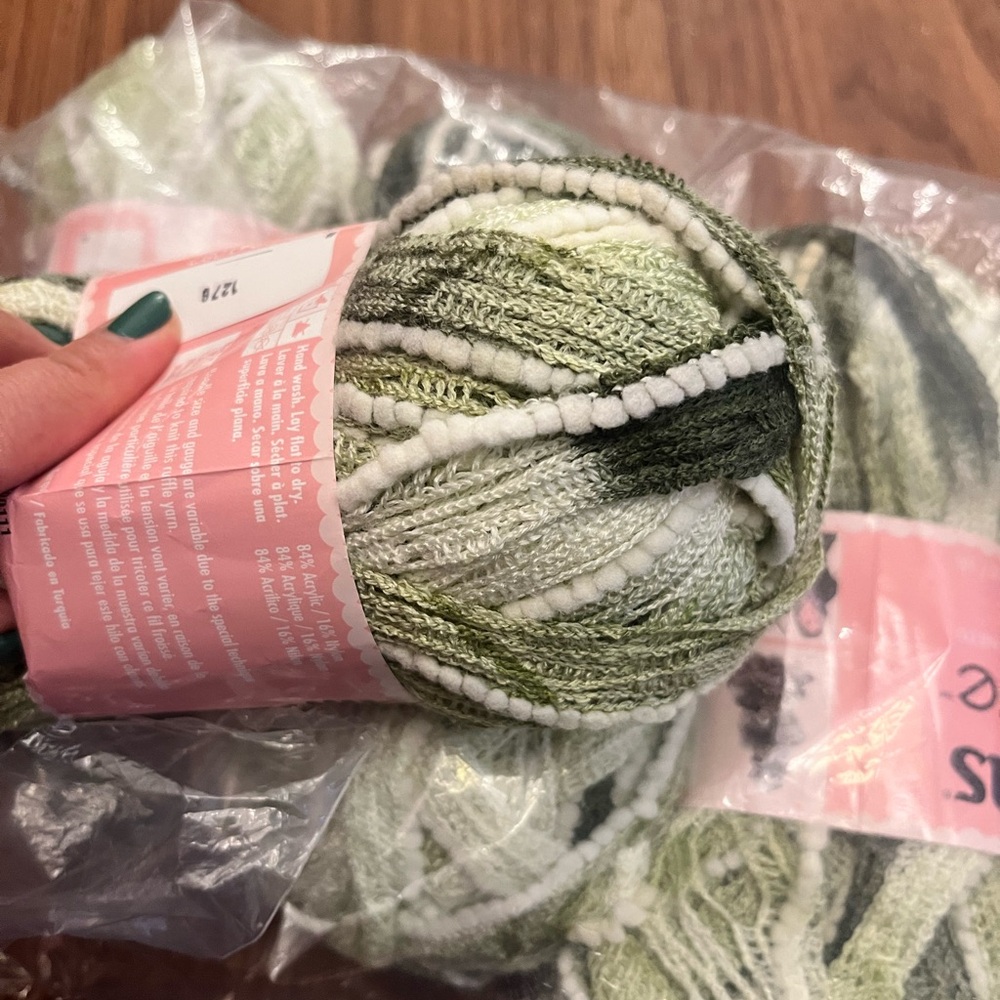Patons Pirouette Yarn - set of 5. - Picture 2 of 3